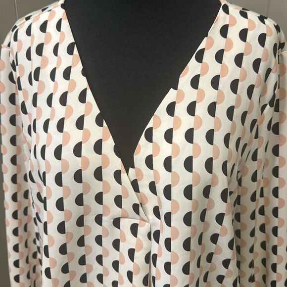 Ann Taylor pink/black 1/2 circle print V neck center pleat cuffed sleeve blouse - Picture 2 of 6